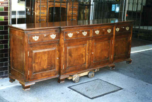 dresser002.jpg (169876 bytes)