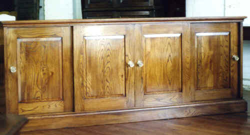 dresser003.jpg (115436 bytes)